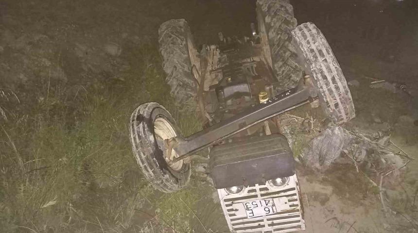 Devrilen traktörün altında kalan sürücü hayatını kaybetti