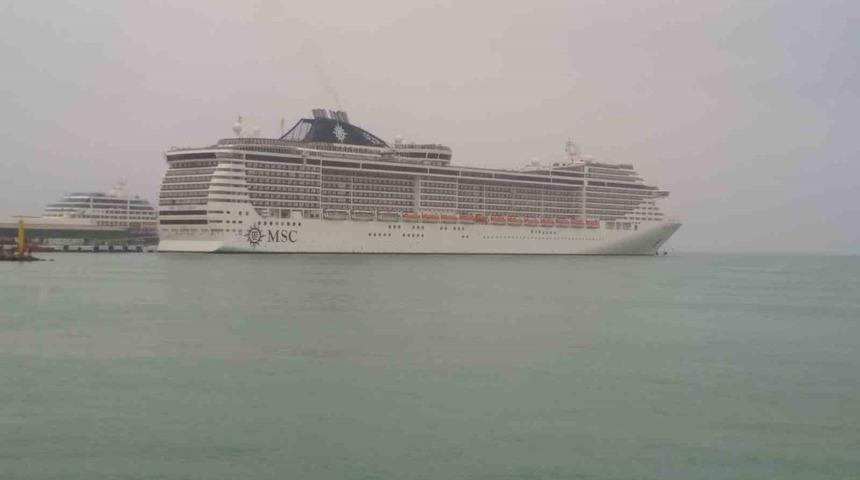 Kuşadası’na kruvaziyer gemileriyle birlikte 4 bin turist geldi