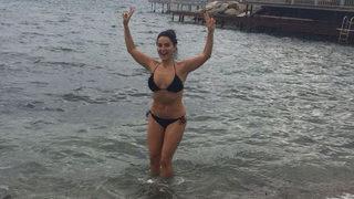 Ünlü oyuncu kış ortasında buz gibi denize girdi!