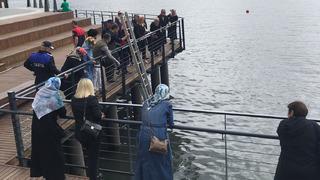 Sahilde fotoğraf çektirirken hayatının şokunu yaşadı! En pahalı fotoğraf...