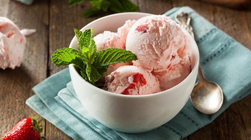 Dışarıdan almaya son! Pratik çilekli dondurma tarifi