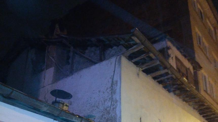 Malatya'da ağır hasarlı binanın çatısı çöktü