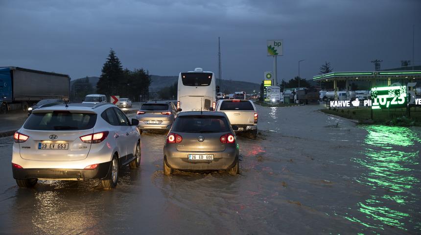 Ankara'nın Elmadağ ilçesinde sağanak nedeniyle su baskınları meydana geldi