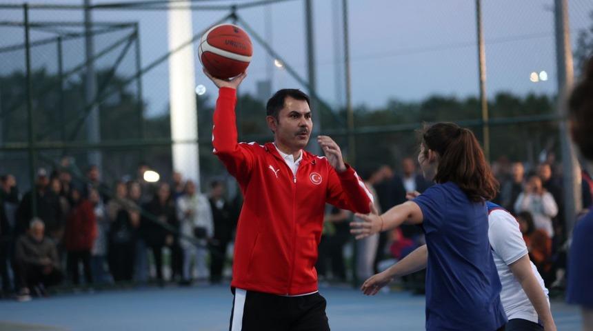 Bakan Murat Kurum, gençlerle birlikte basketbol sahasına çıktı