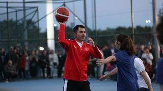Bakan Murat Kurum, gençlerle birlikte basketbol sahasına çıktı