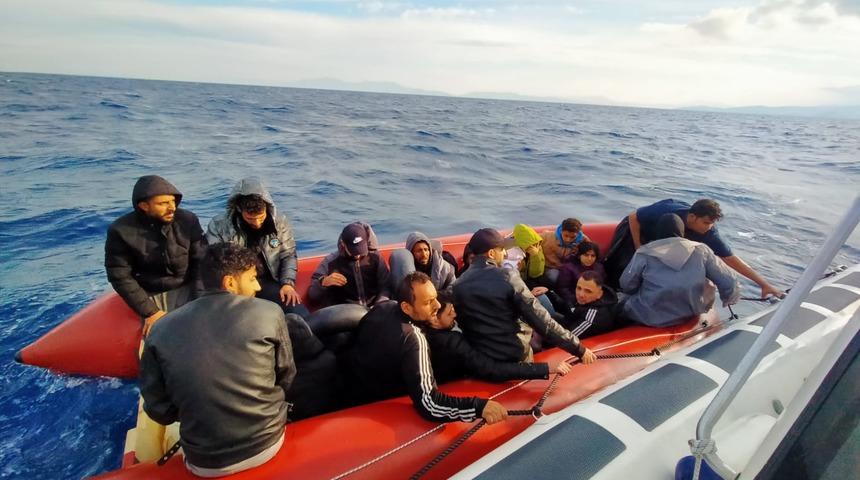 Kuşadası a&ccedil;ıklarında 21 d&uuml;zensiz g&ouml;&ccedil;men kurtarıldı