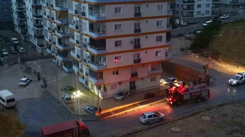 Mersin&rsquo;de yağmur etkili oldu, onlarca ara&ccedil; sular i&ccedil;inde kaldı