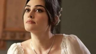 Esra Bilgiç, Cannes için Fransa'da! Süper minisiyle sokaklarda boy gösterdi