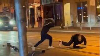 Böyle kavga ne görüldü ne de duyuldu! Boynunda pitonla dolaşan adam dehşet saçtı... Sokak kavgasında pitonla adamı dövdü