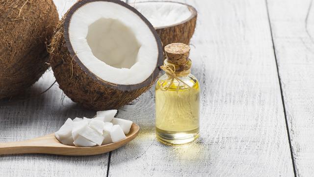 Hindistan cevizi yağının cilde faydaları nelerdir, cildi beyazlatır mı? Hindistan cevizi yağı ciltte ne işe yarar, nasıl uygulanır?