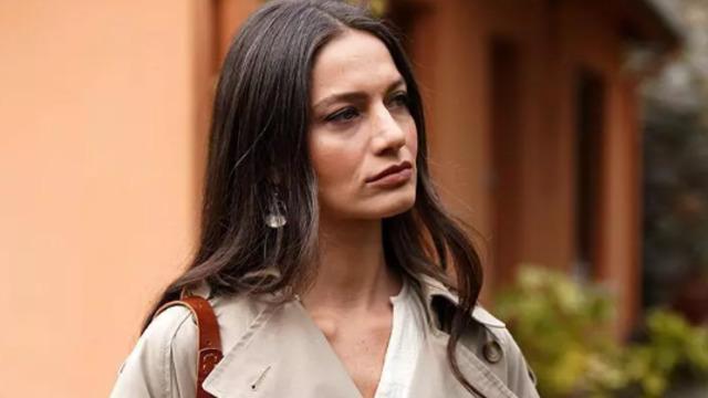 Gülcan Arslan sütyensiz poz verdi! Dekolteli pozları çok beğenildi!