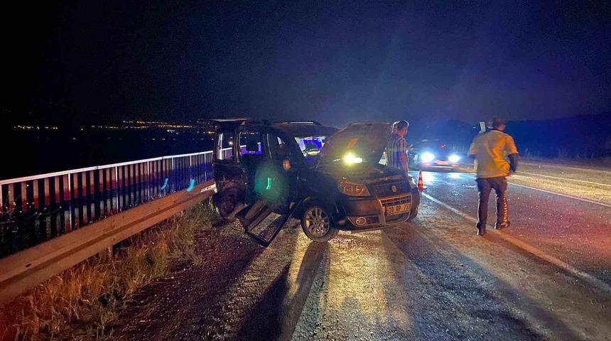 Otomobil dönmeye çalışan ticariye çarptı; 3 yaralı