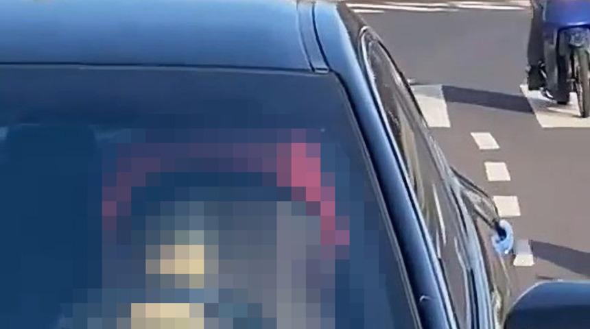 Görenleri şoke ettiler! Seyir halindeki aracın içinde cinsel ilişkiye girerken yakalandılar... Çevrelerindekilerin bakışlarına aldırmadılar