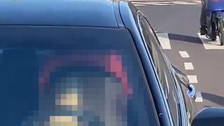 Görenleri şoke ettiler! Seyir halindeki aracın içinde cinsel ilişkiye girerken yakalandılar... Çevrelerindekilerin bakışlarına aldırmadılar