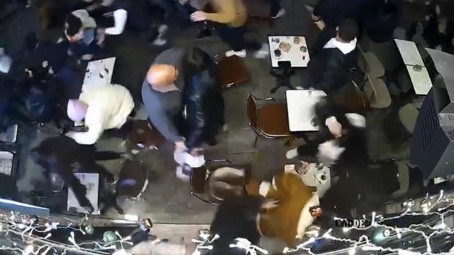 Galata'da şüpheli çanta paniği: Çığlık çığlığa kaçarken birbirlerini ezdiler! Korku dolu anlar kamerada