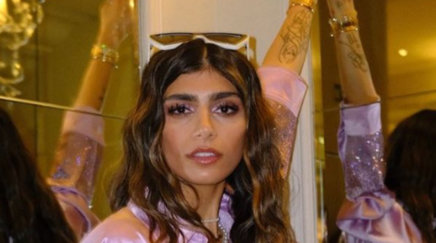 Eski yetişkin film yıldızı Mia Khalifa iç çamaşırsız paylaşımıyla hayran bıraktı! Ceketinin düğmelerini zar zor ilikledi...