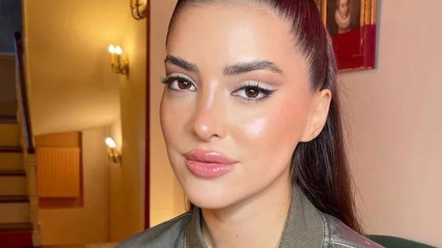 Transparan giyen Ala Tokel dekolteli pozuyla mest etti! “Bu güzellik halis mi”