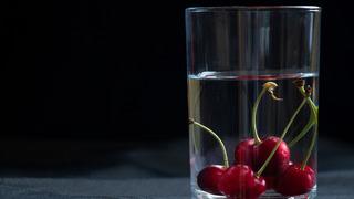 Kiraz sapı adet söktürür mü, adet döneminde kiraz sapı içilir mi? Kiraz sapı adet söktürücü olarak kullanılır mı, adeti en iyi ne söker?