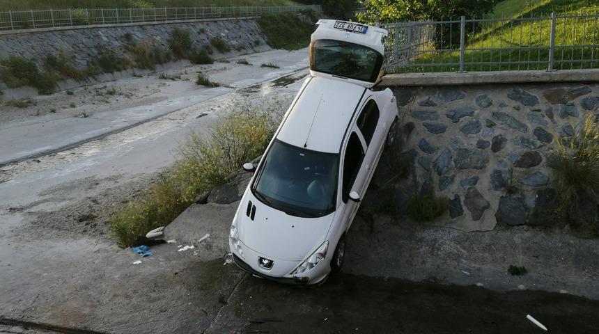 Küçükçekmece'de dereye düşen otomobildeki 4 kişi yaralandı