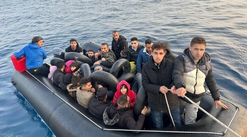 Ayvalık a&ccedil;ıklarında 64 d&uuml;zensiz g&ouml;&ccedil;men yakalandı