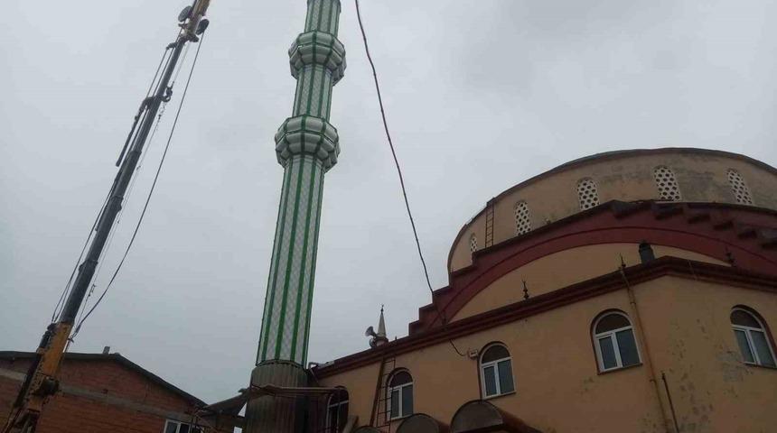 Fırtınadan yıkılan cami minaresi yenilendi