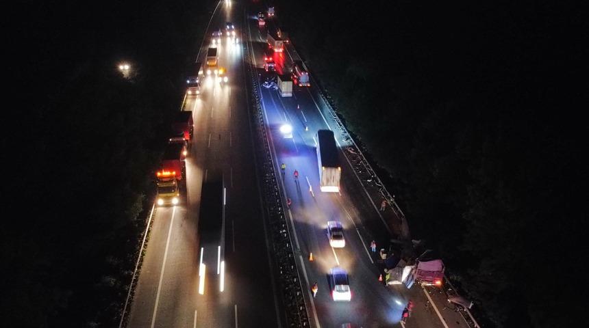 Anadolu Otoyolu'nun Sakarya kesimindeki trafik kazası ulaşımı aksattı