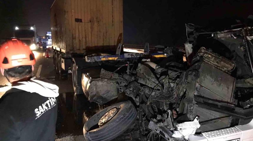 Otoyolda feci kaza: Paramparça olan tırın kupasından sağ çıktı