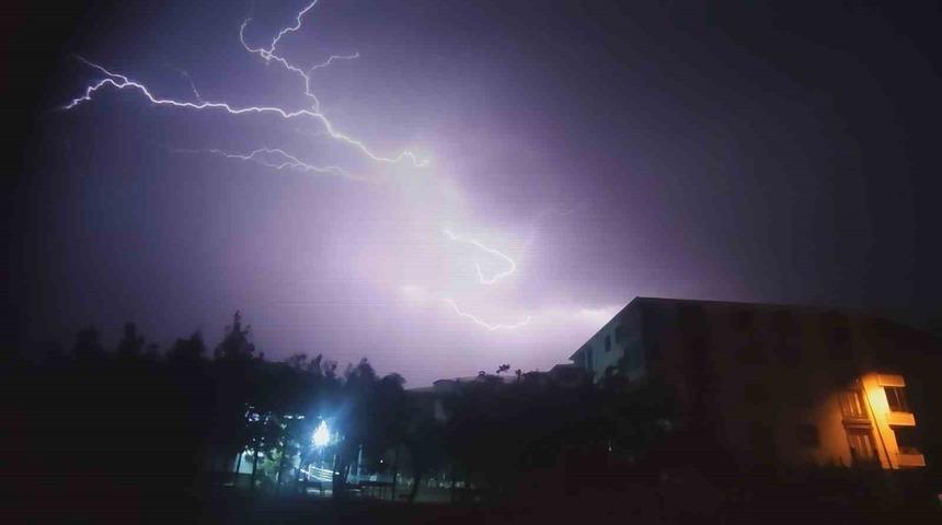 Bingöl’de şimşekler geceyi gündüze çevirdi