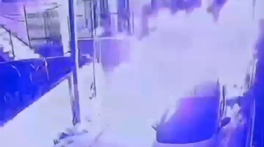 Parasını alamayınca... Akılalmaz olay: sokağı birbirine kattı! Evin önünde bir anda büyük gürültü koptu