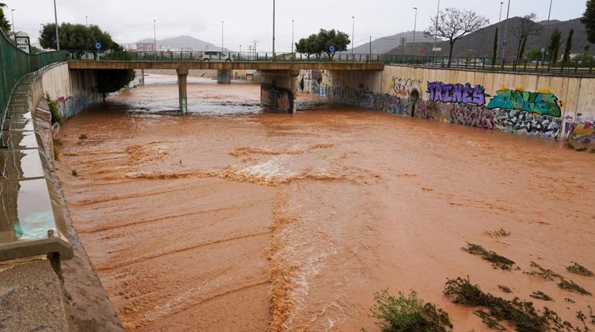 O Avrupa ülkesinde alarma geçildi! Sel felaketi okulları tatil ettirdi