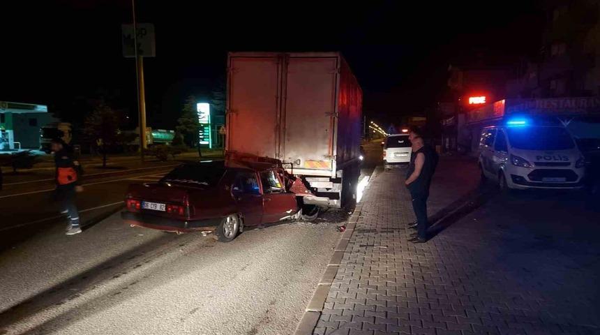 Park halindeki kamyona arkadan &ccedil;arpan otomobil s&uuml;r&uuml;c&uuml;s&uuml; ağır yaralandı