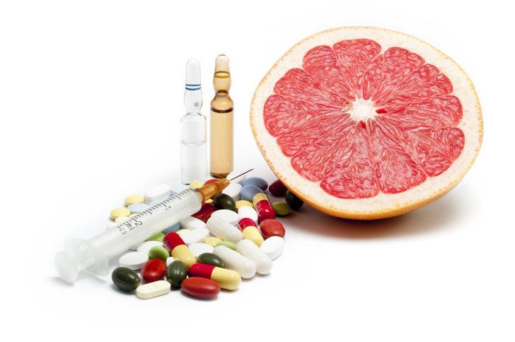 Kafamızda deli sorular: Greyfurt suyu ile birlikte ila&ccedil; t&uuml;ketmek zehirliyor mu?