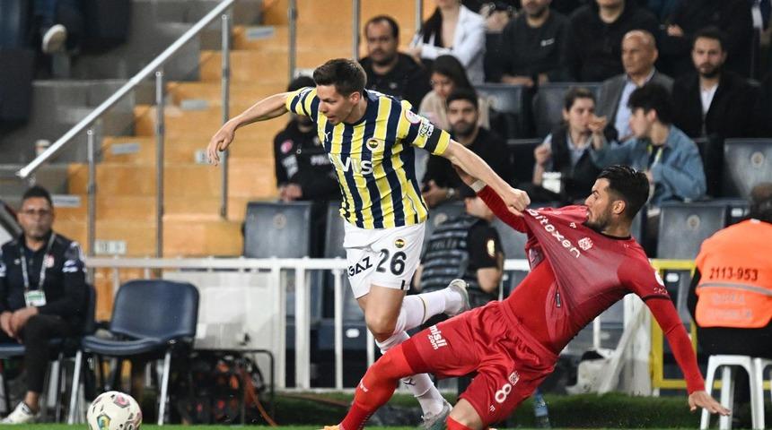 Son dakika: Fenerbahçe - Sivasspor maçının 3. dakikasında ekrana gelen yazı sosyal medyanın gündemine oturdu! VAR sistemi...
