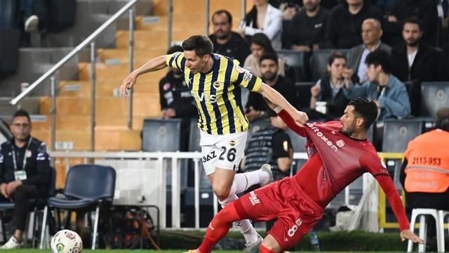 Son dakika: Fenerbahçe - Sivasspor maçının 3. dakikasında ekrana gelen yazı sosyal medyanın gündemine oturdu! VAR sistemi...