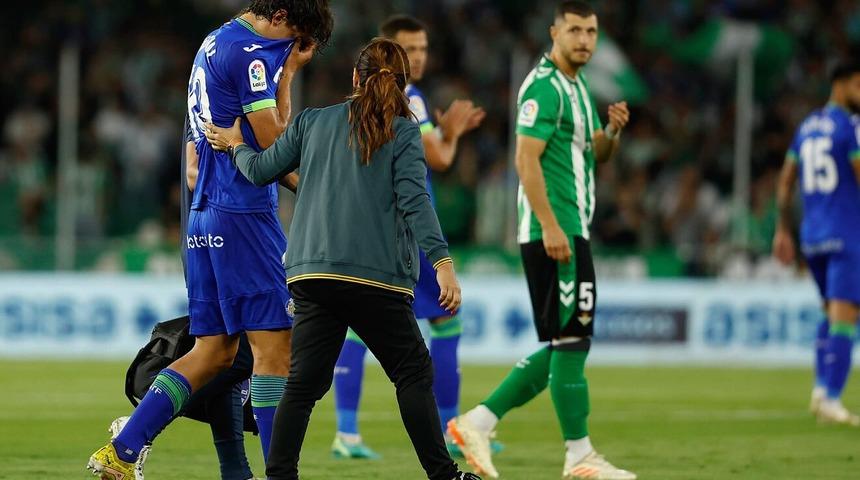 Milli yıldız Enes Ünal 7. dakikada sakatlanarak gözyaşlarıyla sahayı terk etti!