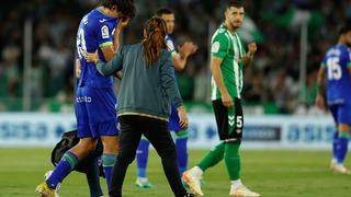 Milli yıldız Enes Ünal 7. dakikada sakatlanarak gözyaşlarıyla sahayı terk etti!