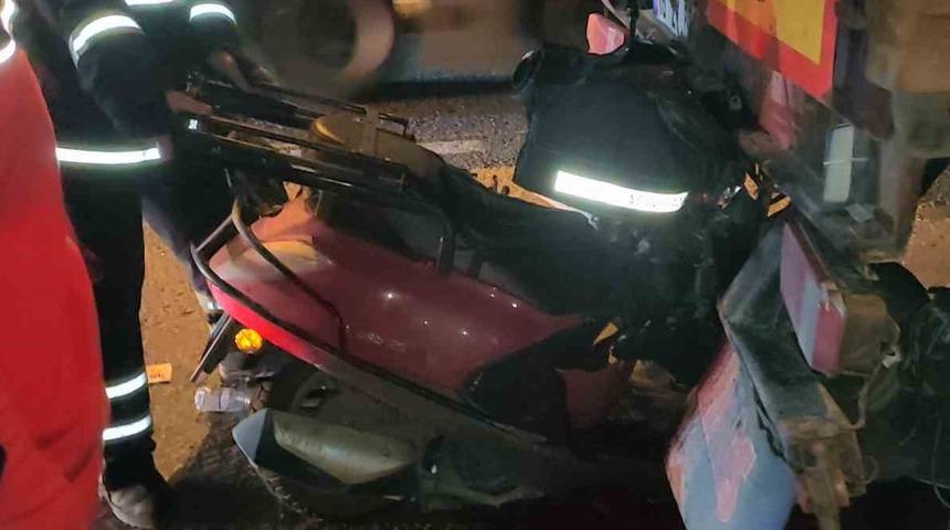 Motosiklet tıra ok gibi saplandı: Motokurye yaşamını yitirdi