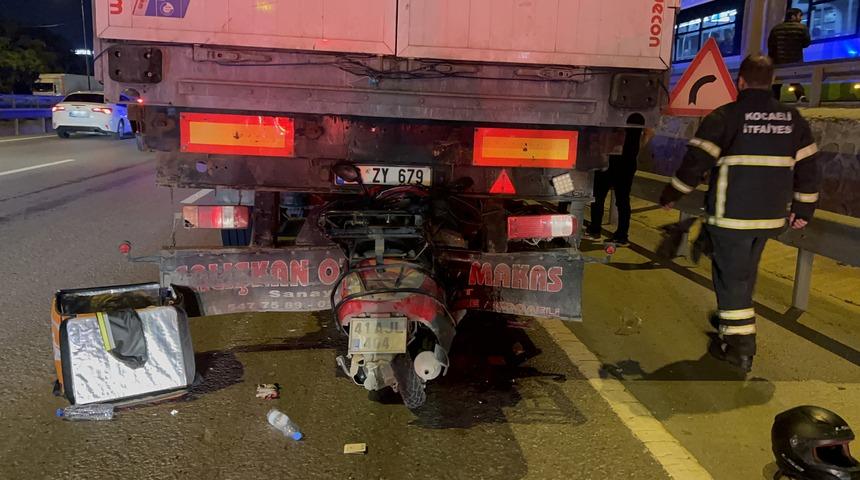 Kocaeli'de kaza yapan tıra çarpan motosikletli kurye öldü