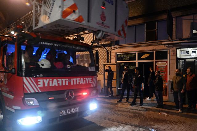 Fatih’teki iş yerinde çıkan yangında 4’ü ağır 6 kişi yaralandı