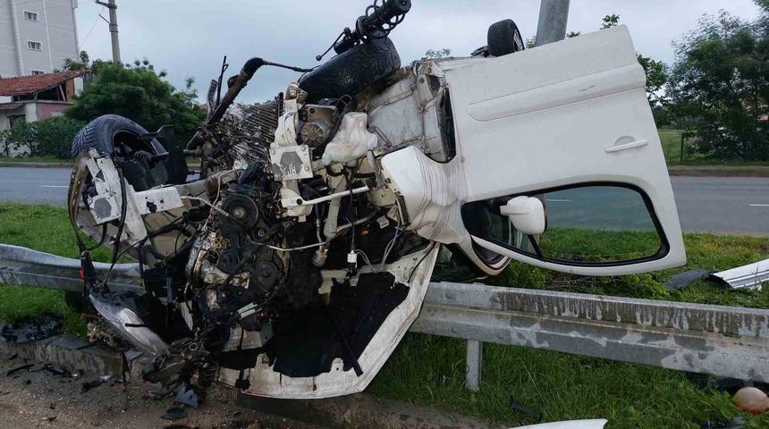 Bariyere çarpan hafif ticari araç takla attı: 1’i ağır 2 yaralı