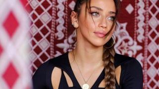 Zeynep Alkan dekolteli pozuyla mest etti! İddialı elbisesi dikkat çekti