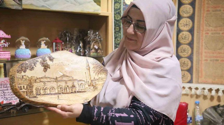 Hobi olarak başladı, ahşap dağlama sanatıyla yaptığı eserler ilgi odağı oldu