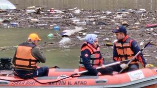 Çoruh nehrine düşen kamyon 3 gün sonra çıkartıldı, kayıp sürücüyü ise arama çalışmaları sürüyor