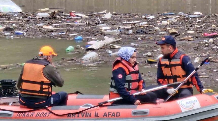 Çoruh nehrine düşen kamyon 3 gün sonra çıkartıldı, kayıp sürücüyü ise arama çalışmaları sürüyor