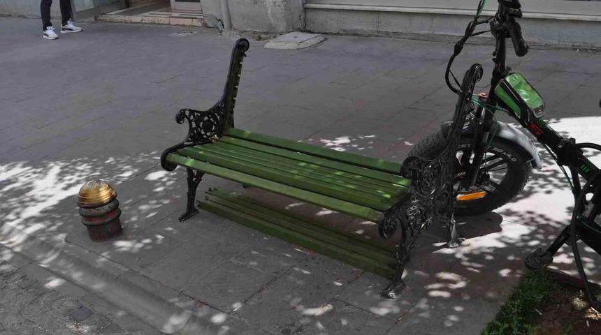 Kaldırımdaki banklar vandalların hedefi oldu