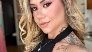 Brezilyalı sosyal medya fenomeni Larissa Sumpani kalçasının estetik olduğunu iddia edenlere röntgen sonuçlarıyla cevap verdi