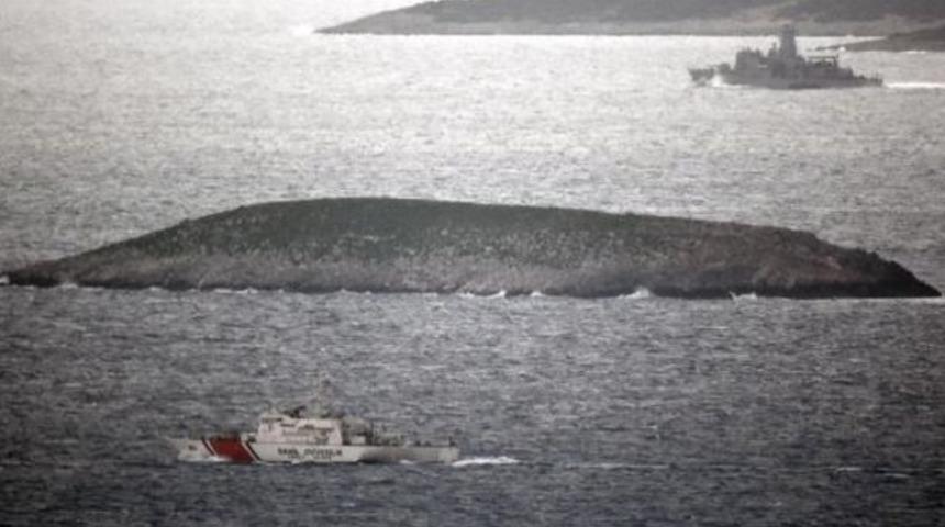 Kardak'ta sıcak saatler! Türk botu, Yunan gemisini engelledi