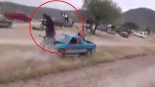 Akıl almaz olay! Yarış atı arabaya çarptı, jokey ağır yaralandı