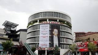 Tanju Özcan’dan çok konuşulacak pankart! Belediye binasına astırdı: 'Geldiğiniz gibi gidin hemen'