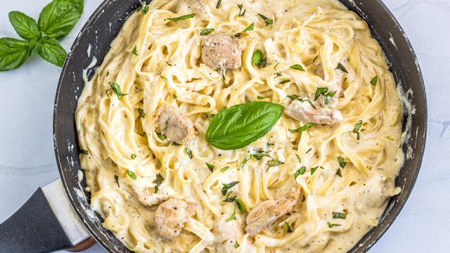İtalyan mutfağının yıldızı tavuklu Fettuccine Alfredo tarifi! Evde Fettuccine Alfredo nasıl yapılır?